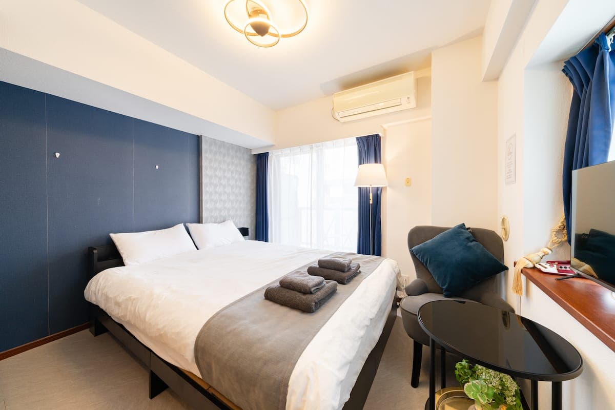Room & Simmons queen bed